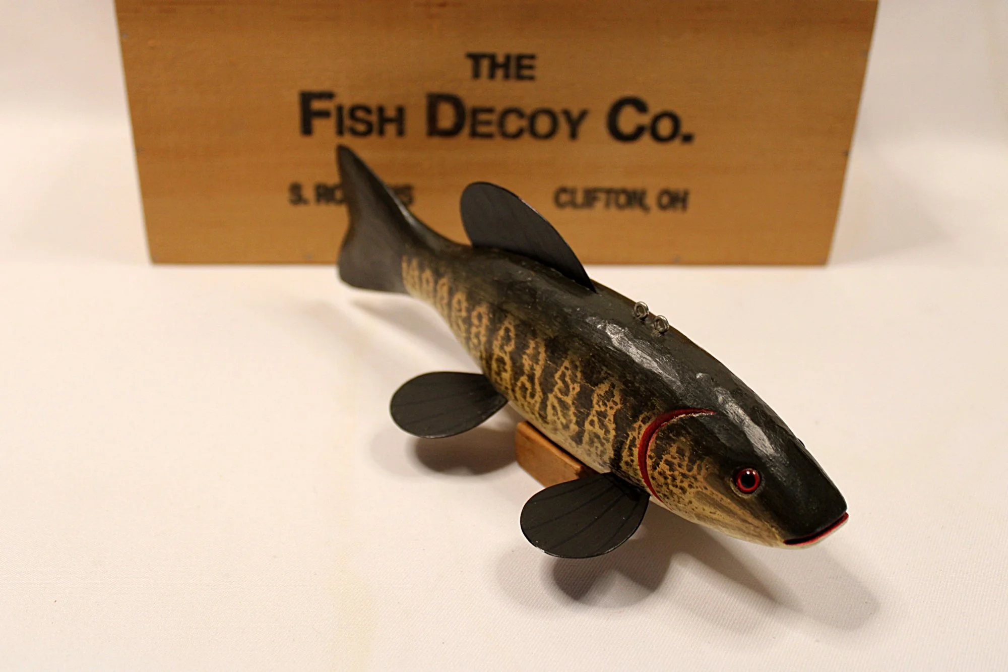 Steve Robbins-Fish Decoy Smallmouth Bass Face-closeup-Facing Right-Front-2000 x 1333.JPG