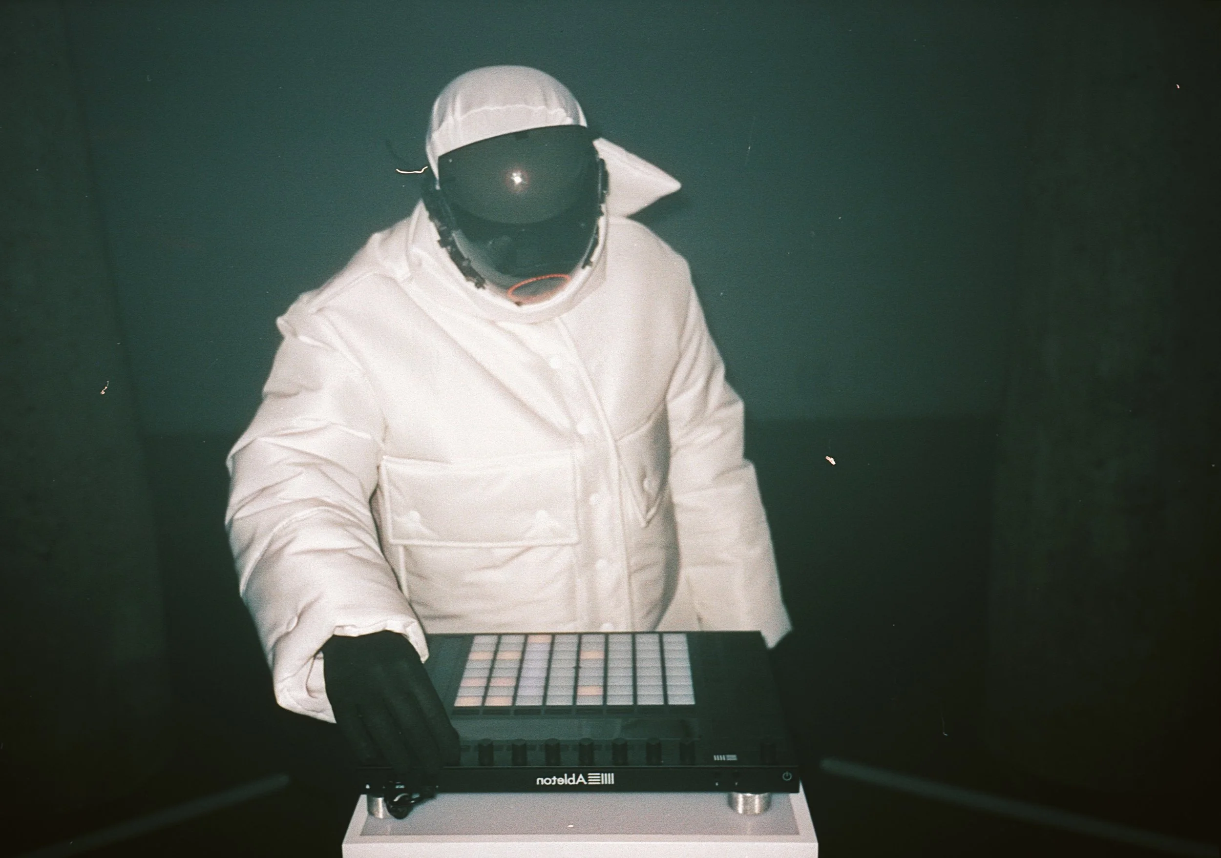 MÖM - promo (Ben Buttler).JPG