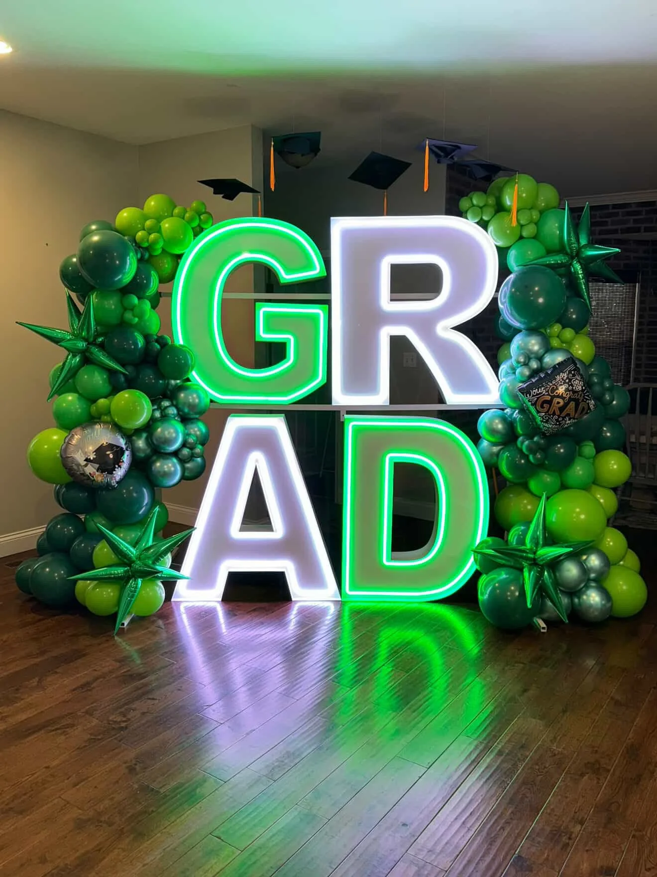 connecticut-graduation-green-balloons.JPG