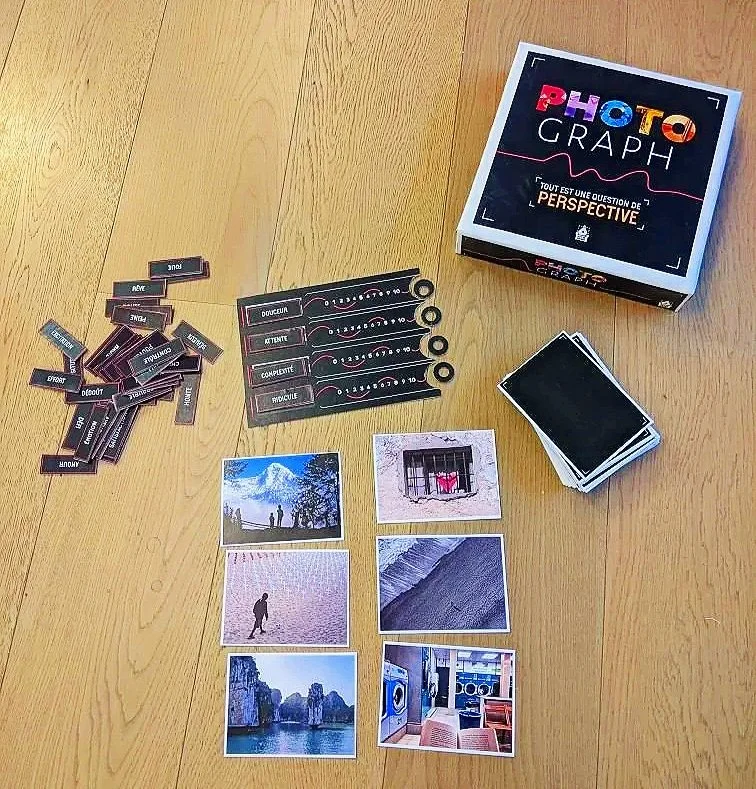 Photo des pièces imprimées et découpées du prototype de jeu de société "PhotoGraph' de Act In Games.