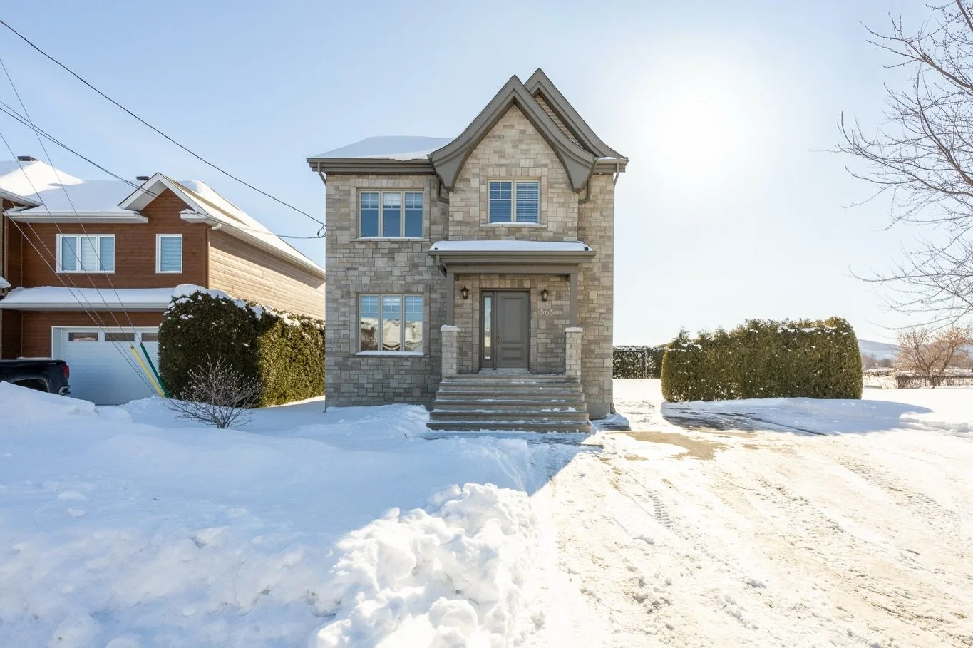 🏡 NOUVEAUT&Eacute; &Agrave; SAINTE-MADELEINE &mdash; OFFRE HORS MARCH&Eacute;

Propri&eacute;t&eacute; 2011, soigneusement entretenue, offrant 4 chambres, 1 salle de bain compl&egrave;te et 2 salles d&rsquo;eau.

Terrain intime de 8 117 pi&sup2;, sa