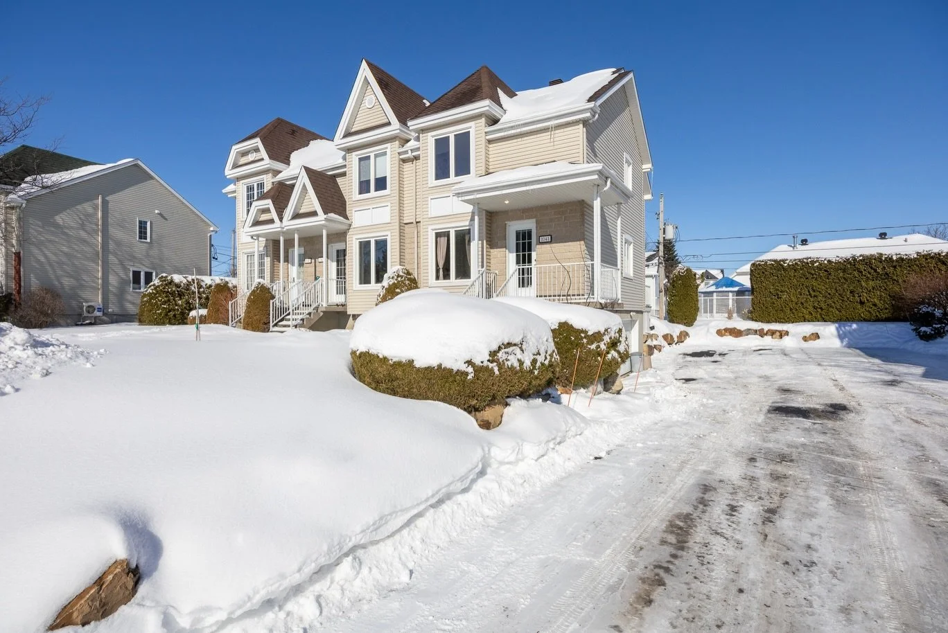 NOUVEAUT&Eacute; | 1041 rue Gerard-Dupont &agrave; Beloeil 🌳 

Parfait pour des premiers acheteurs 💫 

Superbe propri&eacute;t&eacute; de coin bord&eacute; de lumi&egrave;re naturelle gr&acirc;ce &agrave; sa fenestration. 
Cette unit&eacute; chaleu