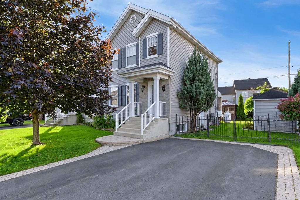 NOUVEAUT&Eacute; | Saint-Mathieu-de-Beloeil

Bienvenue au 175, rue Beauchemin! 
&Agrave; seulement 519 999 $, ce jumel&eacute; construit en 2007 offre 4 chambres, dont 3 &agrave; l&rsquo;&eacute;tage, avec une salle de bain compl&egrave;te et une sal