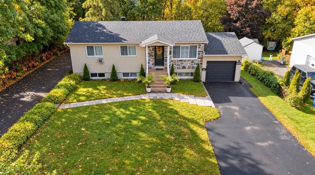 Les saisons changent, le march&eacute; &eacute;volue, et nous on s&rsquo;adapte! 📈🍂

Une petite perle rare en bas de 600 000$ 🤯

Espace, lumi&egrave;re et intimit&eacute; au pied de la montagne! 
Cette propri&eacute;t&eacute; de Mont-Saint-Hilaire