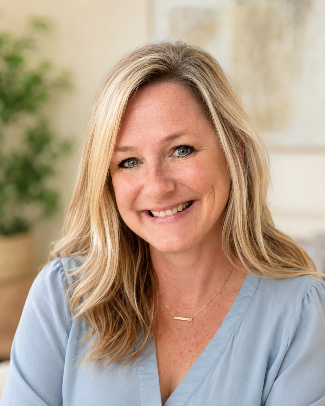 A picture of a smiling, warm woman who is a therapist who is an therapy expert in life transitions.