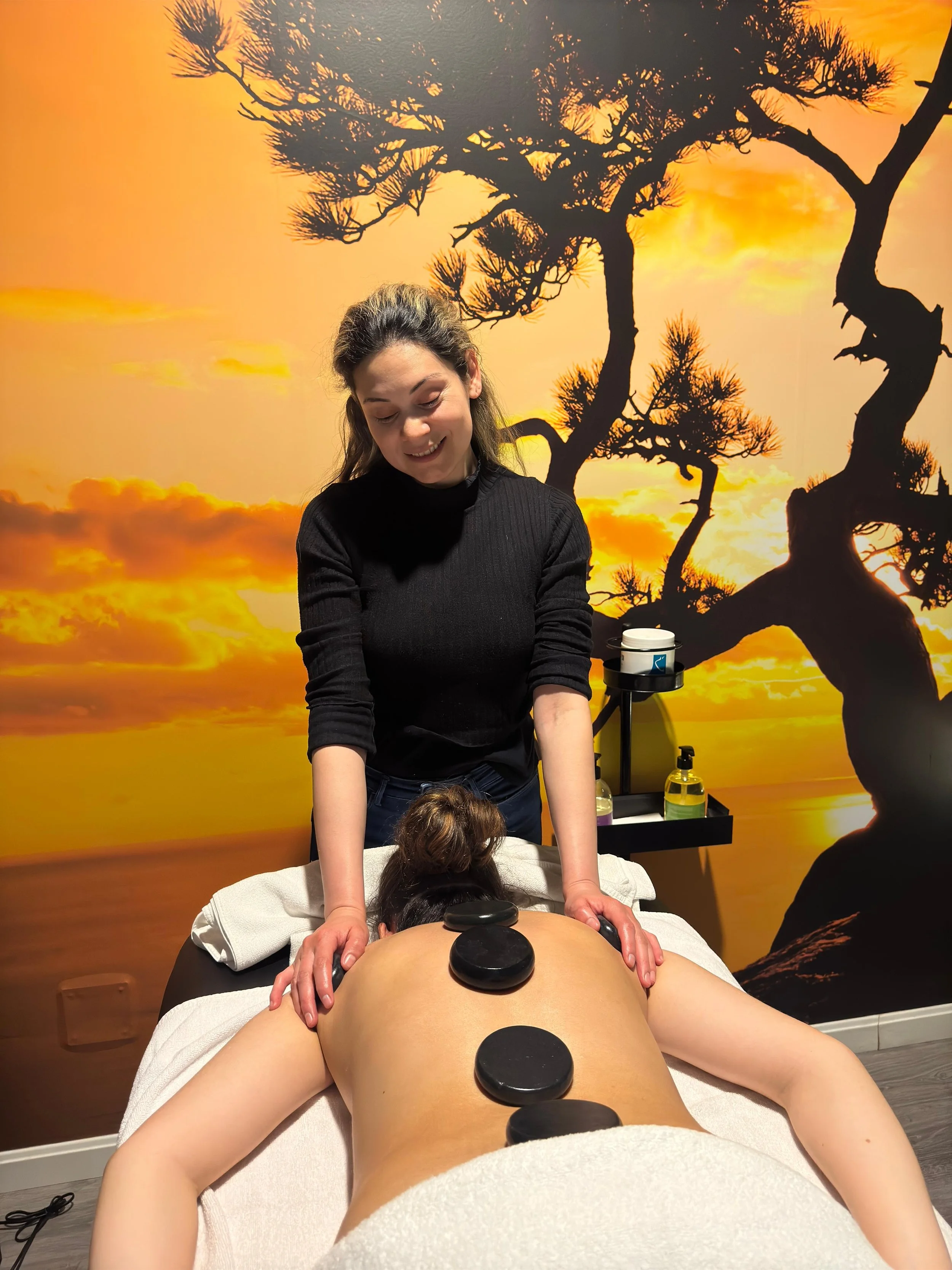 Masajista realizando técnica relajante a mujer