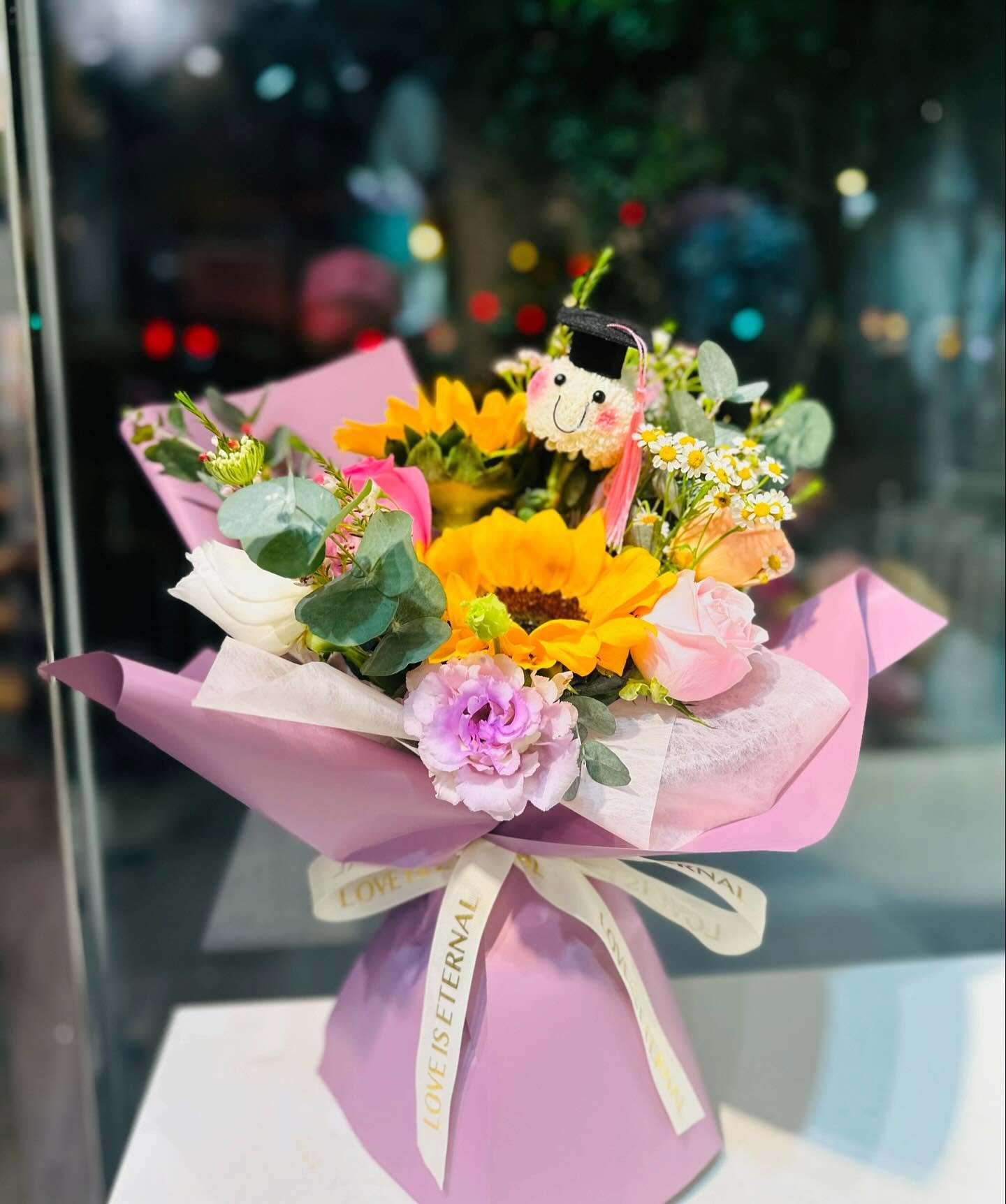 萬般皆苦盡歡欣喜,勇敢前行迎接新的人生祝你畢業前程似錦，這束畢業花束是對你勇氣和毅力的致敬🎓