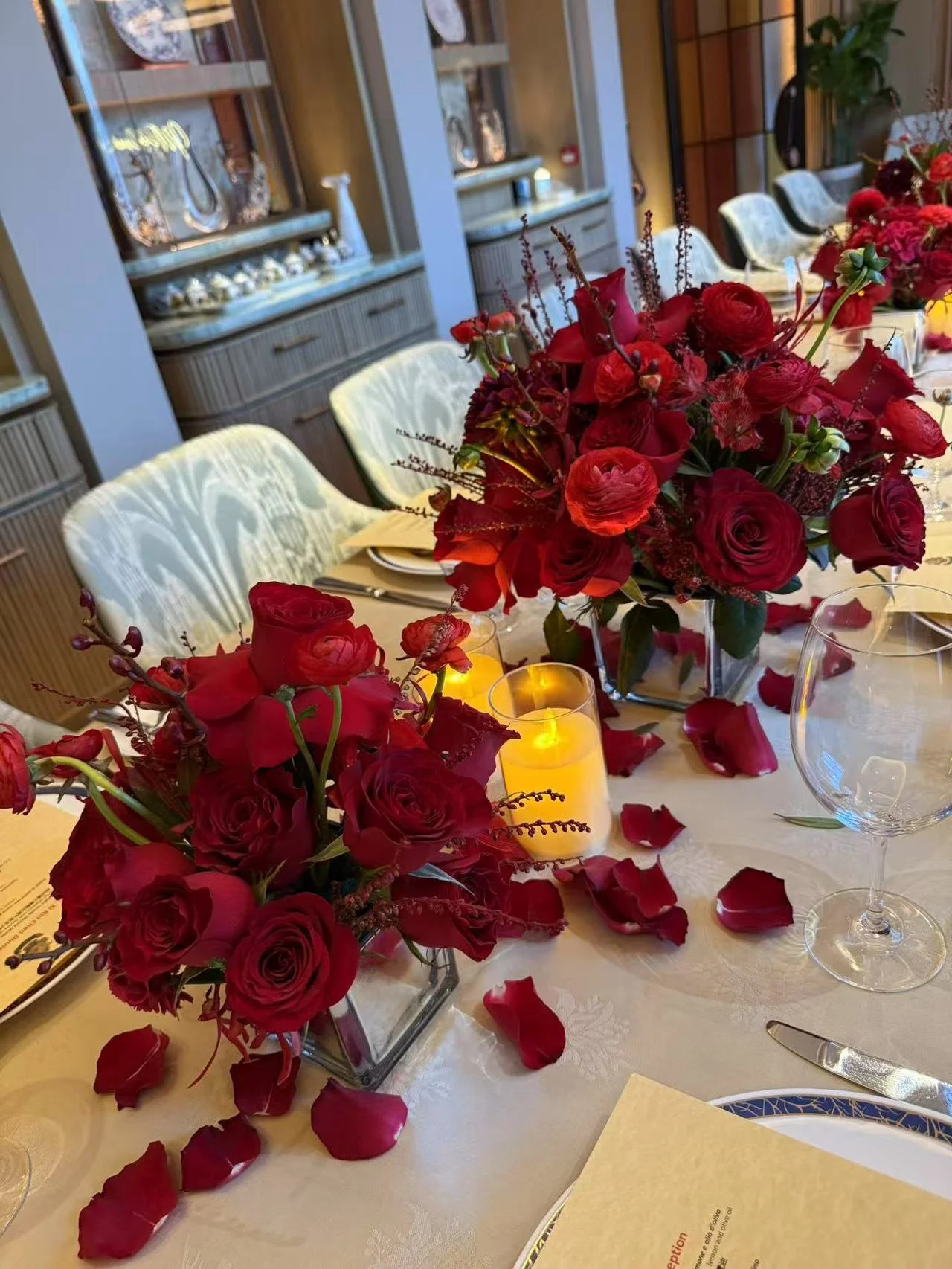 精心为客户布置的桌花，氛围感直接拉满！✨ 无论是商务宴会还是生日派对，交给我们，让你的每一场重要时刻都美得无可替代，欢迎私讯预约。

#花艺定制 #宴会布置 #生日惊喜