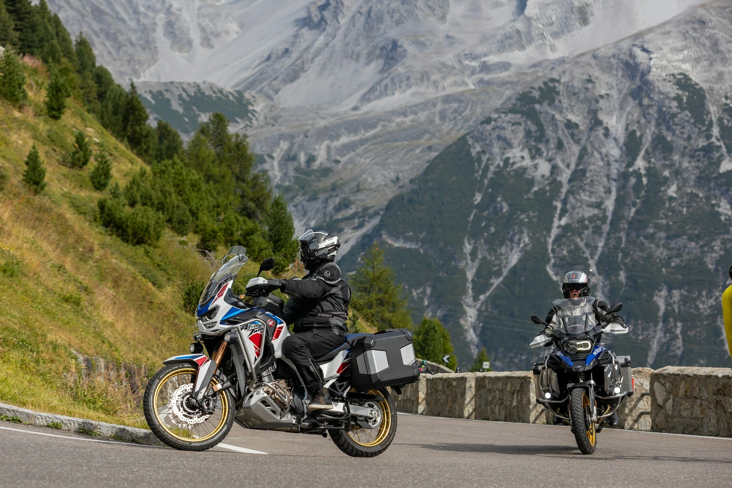 Hotel para motoristas en la Transpirenaica – Parking cerrado y habitaciones reformadas en el Pirineo de Huesca
