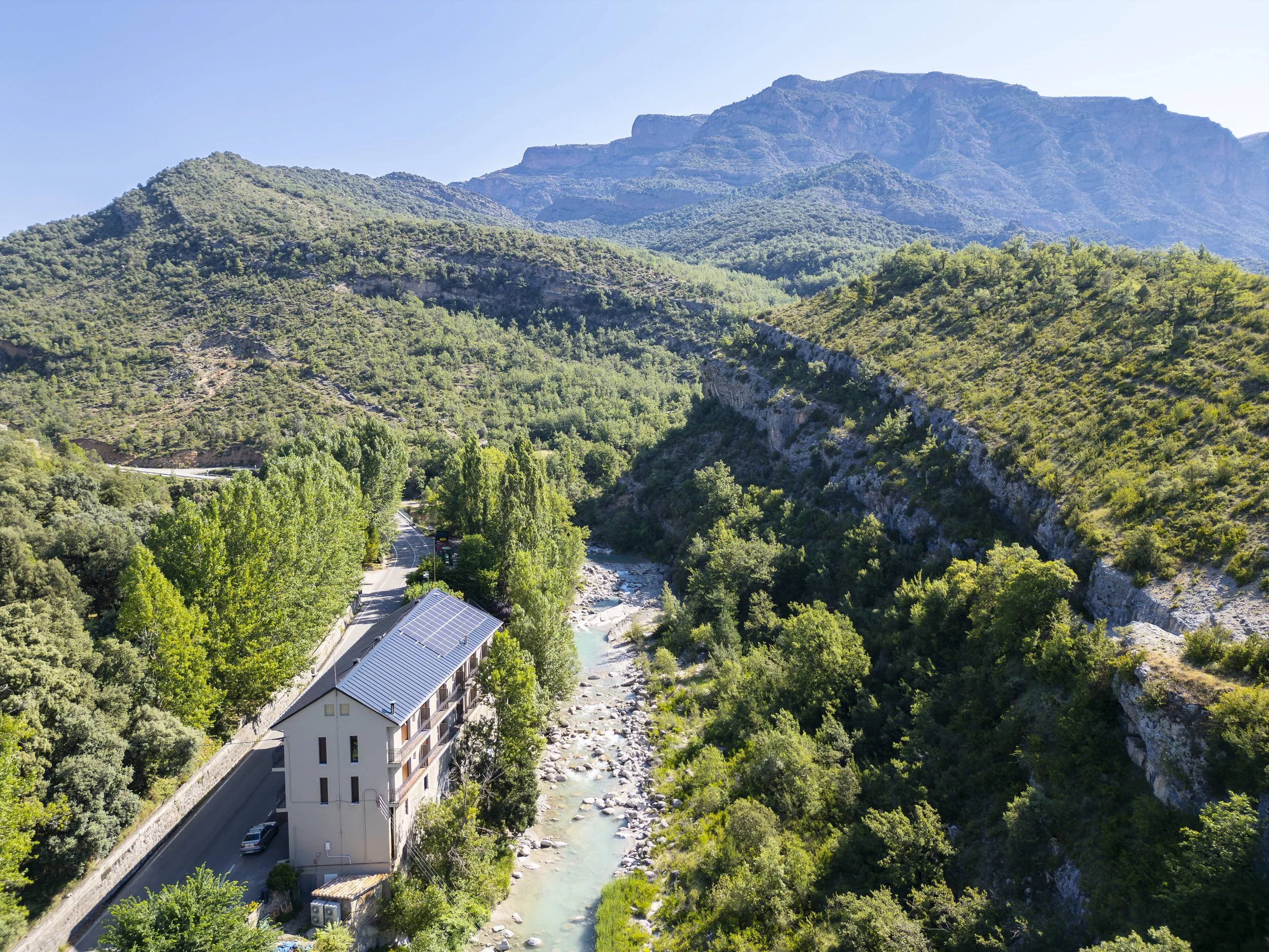Dormir escuchando el río en el Pirineo de Huesca, la experiencia definitva para desconectar.