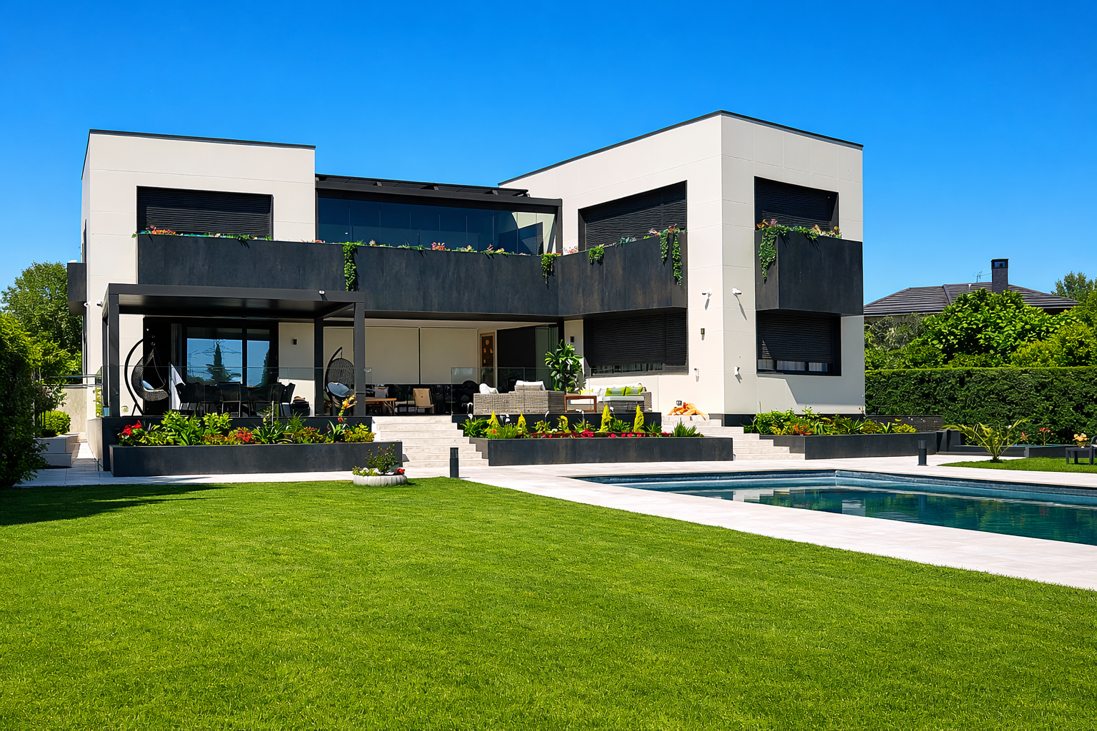Casa moderna con jardín y piscina al aire libre bajo cielo azul