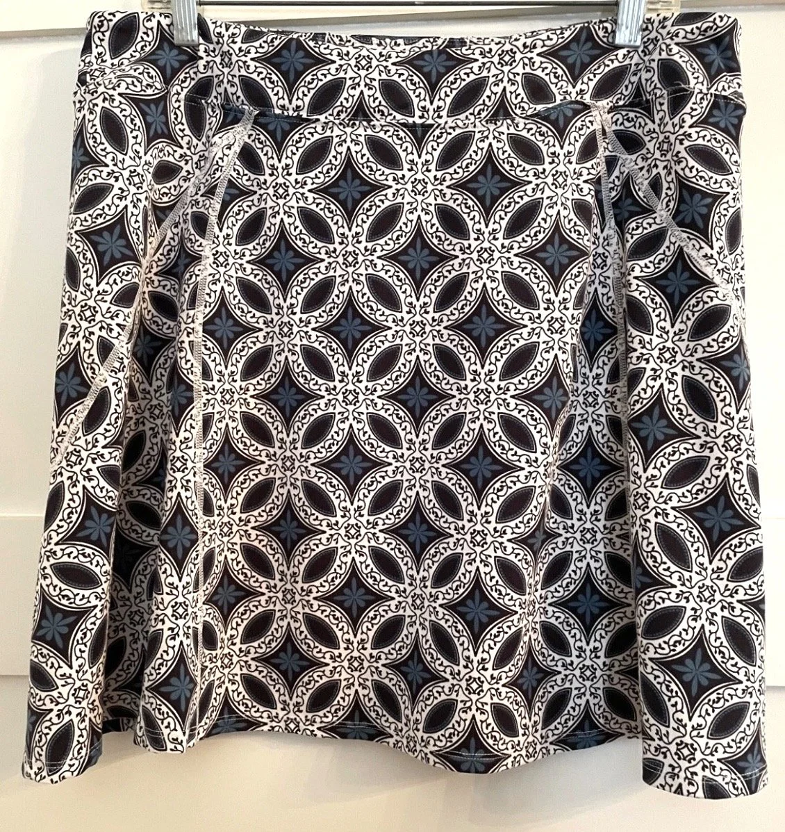 Title Nine athletic Women's Size L white/ black/blue Geometric skirt quick dry performance fabric