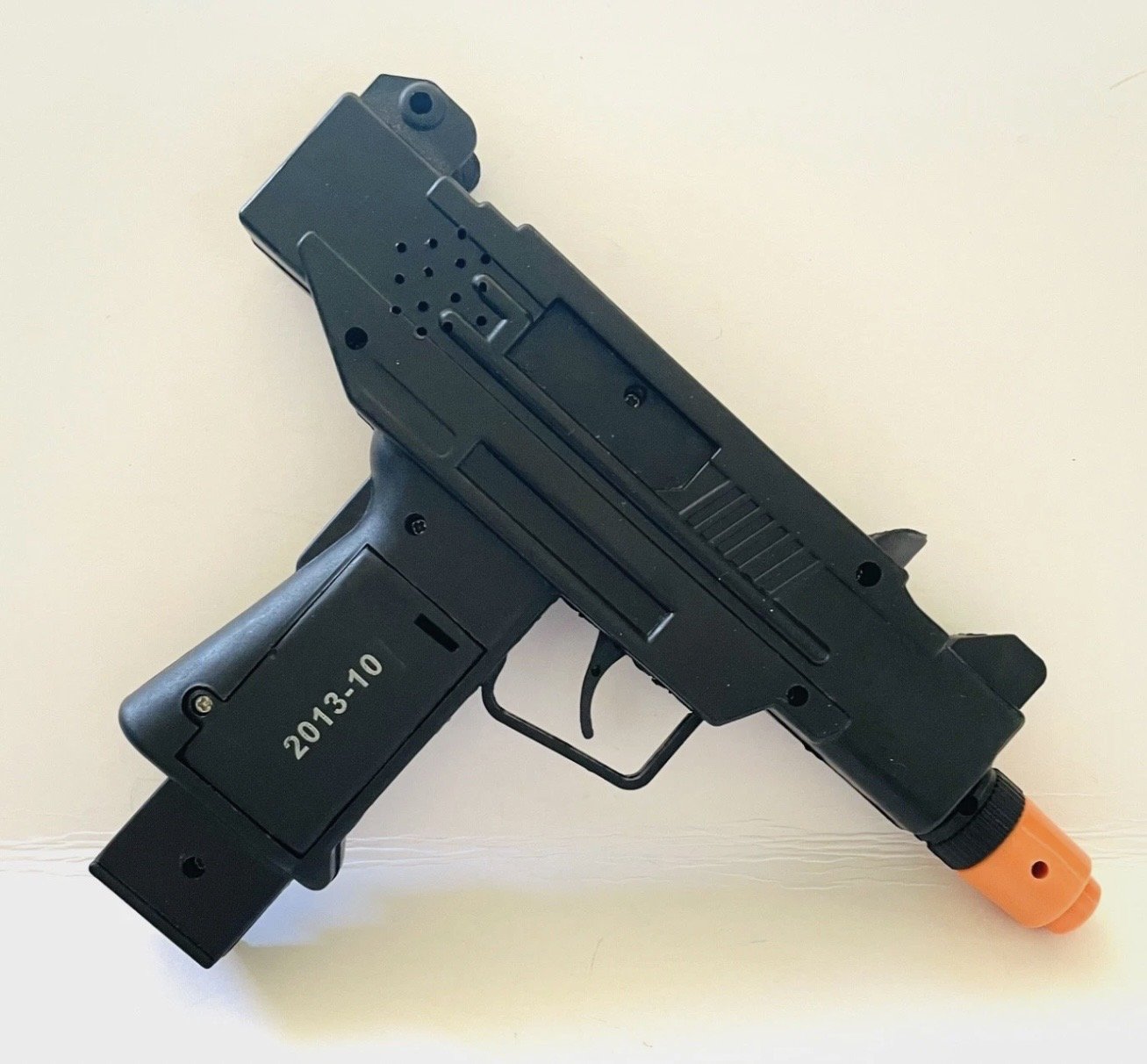 Tommy handGun Toy Gangster Costume/prop, makes vibrating noise when pull trigger