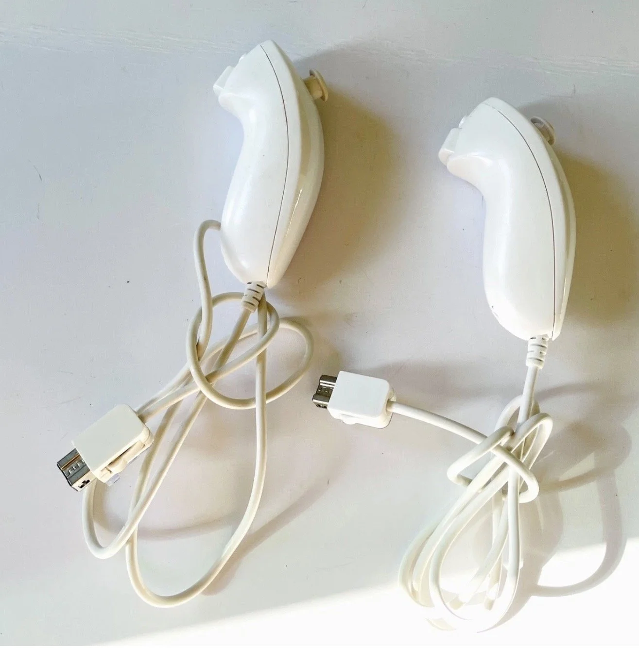 Nintendo Wii nunchucks white, set of 2/ U OEM GENUINE OFFICIAL RVL-004 Controller