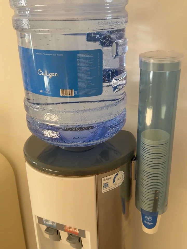 Mit unserem neuen nachhaltigen Wasserspender von @culligandeutschland ￼ ist bei Villa &Auml;sthetik ab sofort auch f&uuml;r pure Erfrischung gesorgt &ndash; denn wahre Sch&ouml;nheit beginnt auch von innen. 💧✨
Gerade an diesen hei&szlig;en Tagen fre