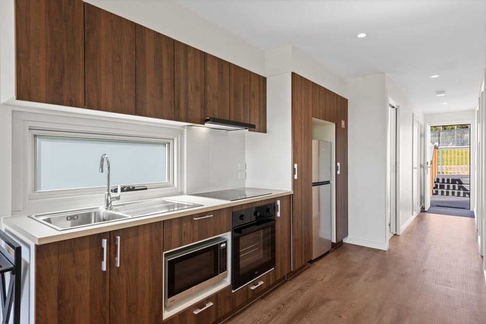 Discovery-Parks-Hahndorf-Deluxe-2BR-Cabin-S4-kitchen.jpg