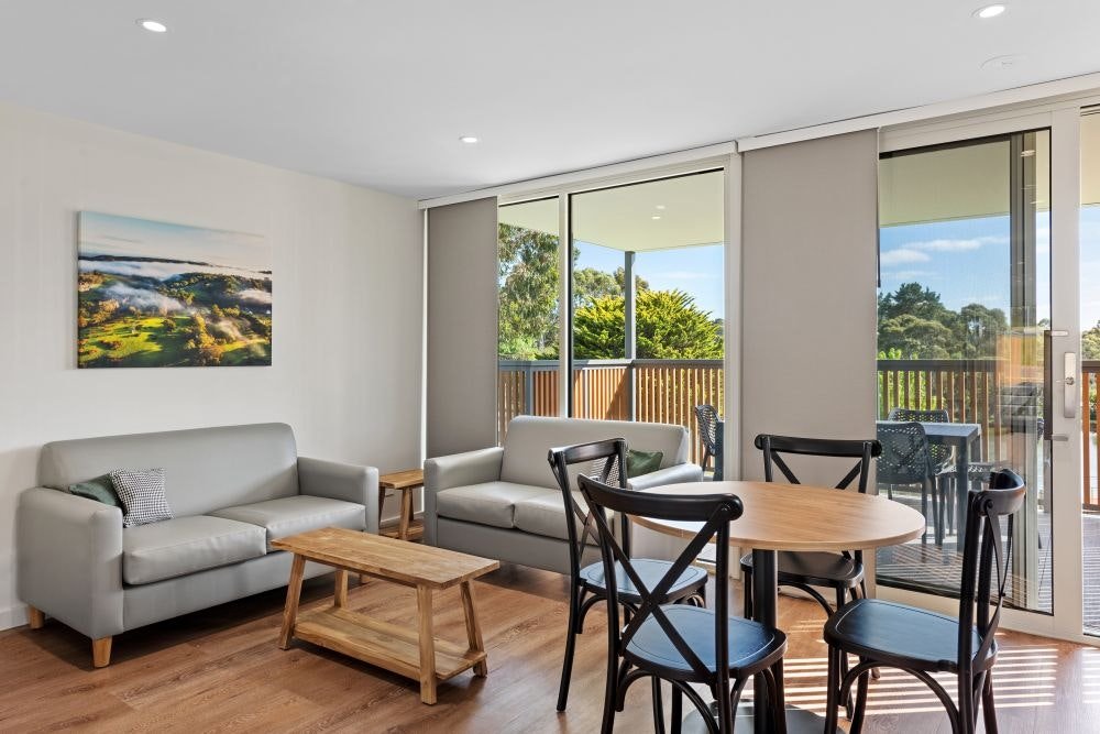 Discovery-Parks-Hahndorf-Deluxe-2BR-Cabin-S4-dining.jpg