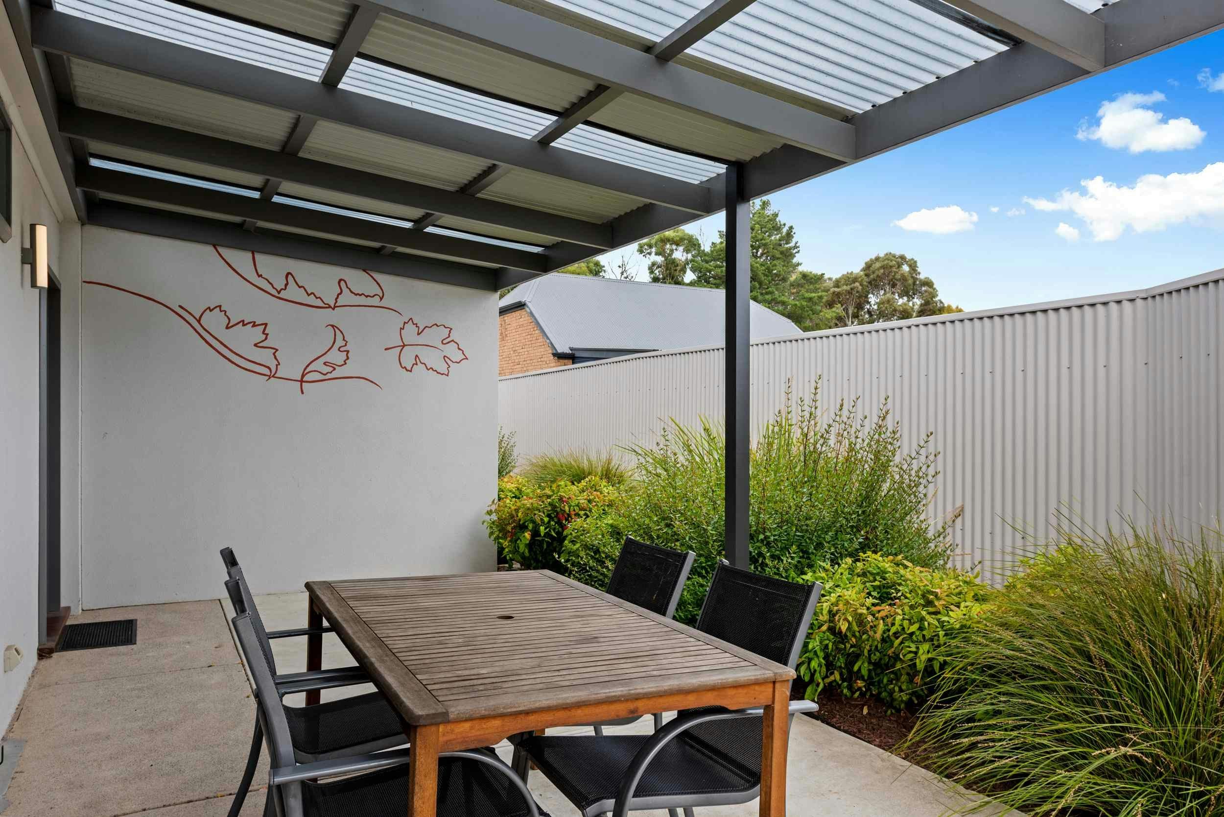 Discovery-Parks-Hahndorf-Resort-Standard-1-Bedroom-Lakeview-Unit-Outdoor-Area.jpg