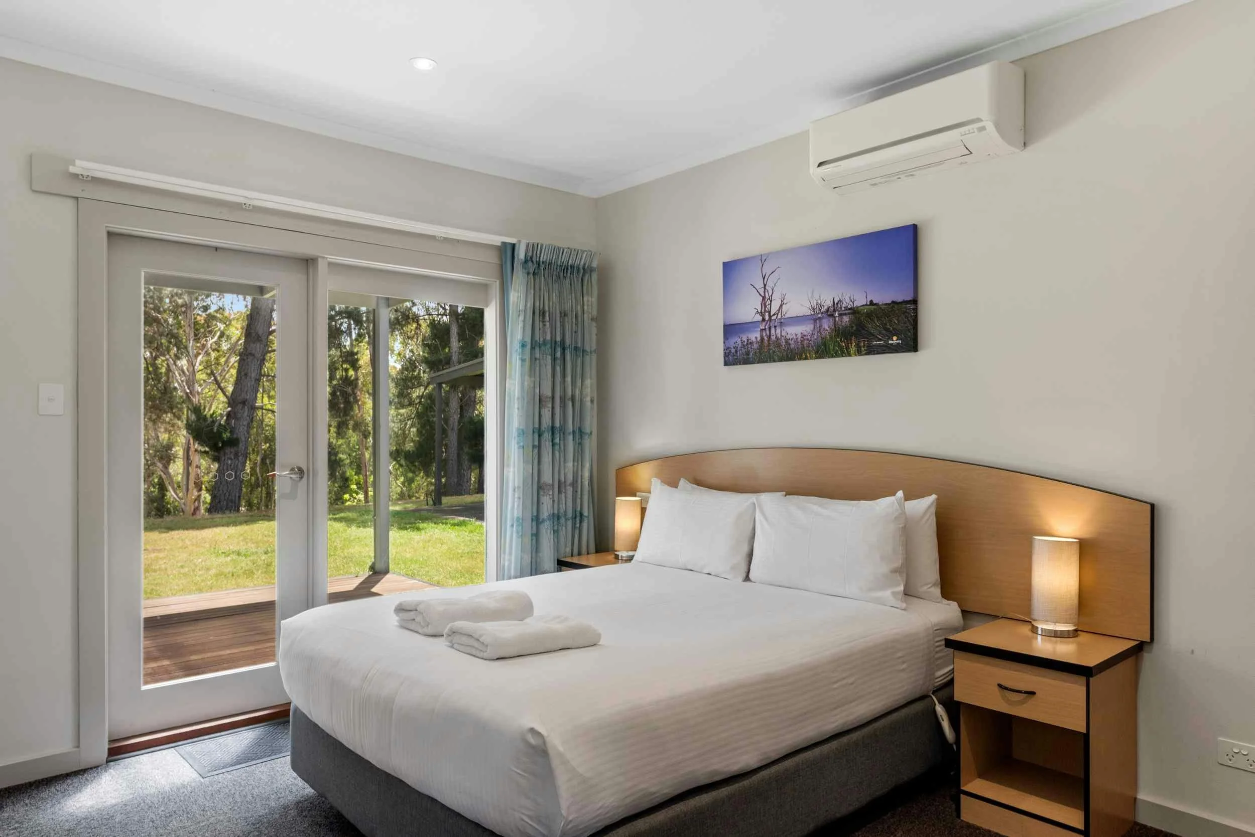 Discovery-Parks-Hahndorf-Resort-Standard-2-Bedroom-Lakeview-Unit-Main-Bedroom.jpg