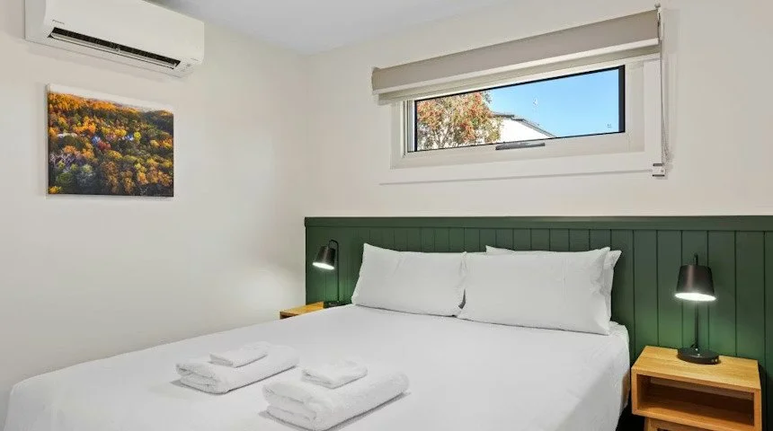 Discovery-Parks-Hahndorf-Deluxe-2BR-Cabin-S4-bedroom (1).jpg