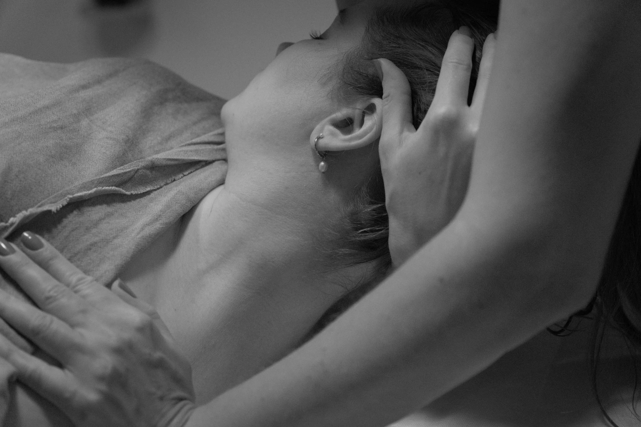 Eine Person erhält eine medizinische Massage an der Brust- und Brustwarzenregion, vermutlich eine Brustuntersuchung oder eine medizinische Behandlung.