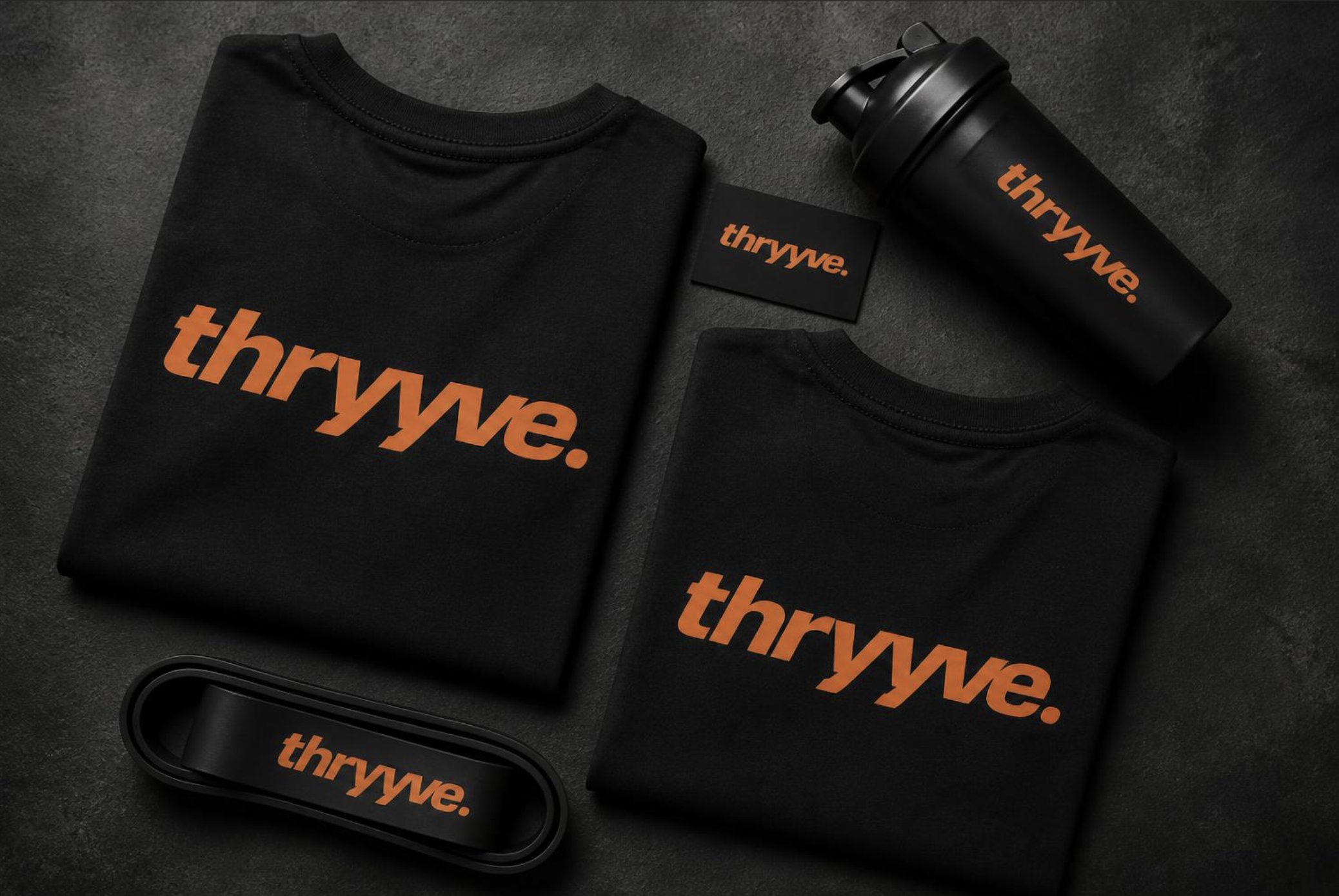 Schwarzes T-Shirt und Trinkflasche mit orangefarbenem Logo "thrywe" auf dunklem Hintergrund.