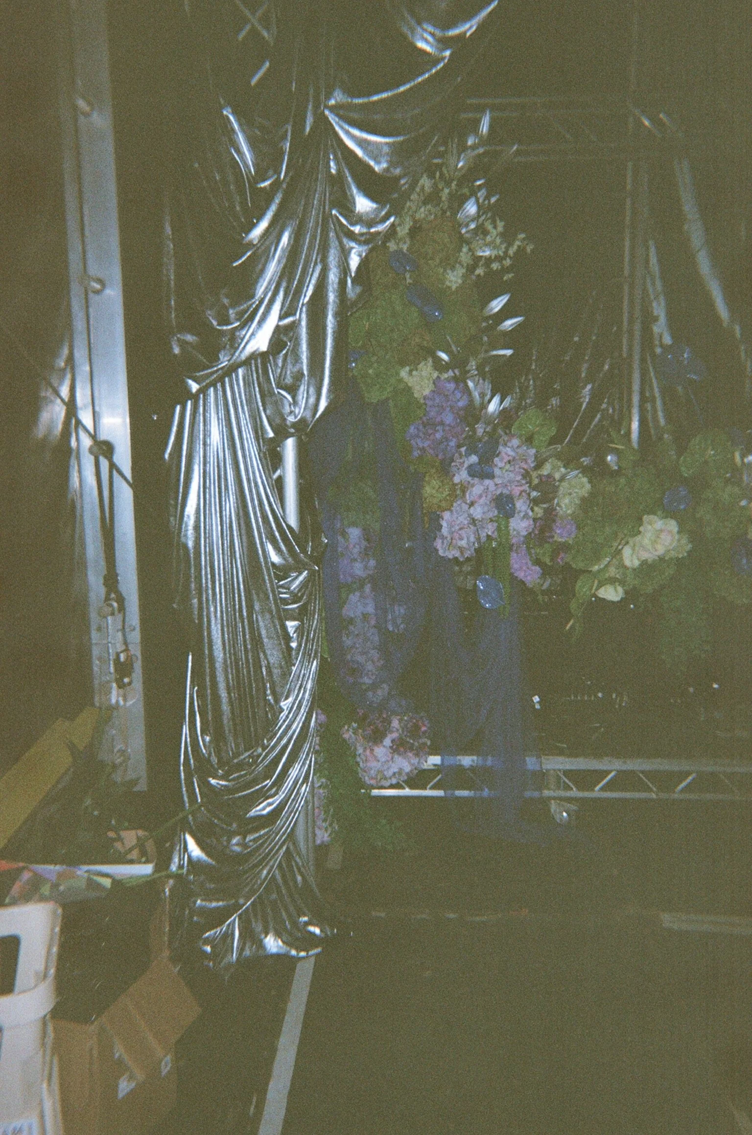 Stage+flower+sculpture+installation+metallic+fabric+draping+stage+styling.png