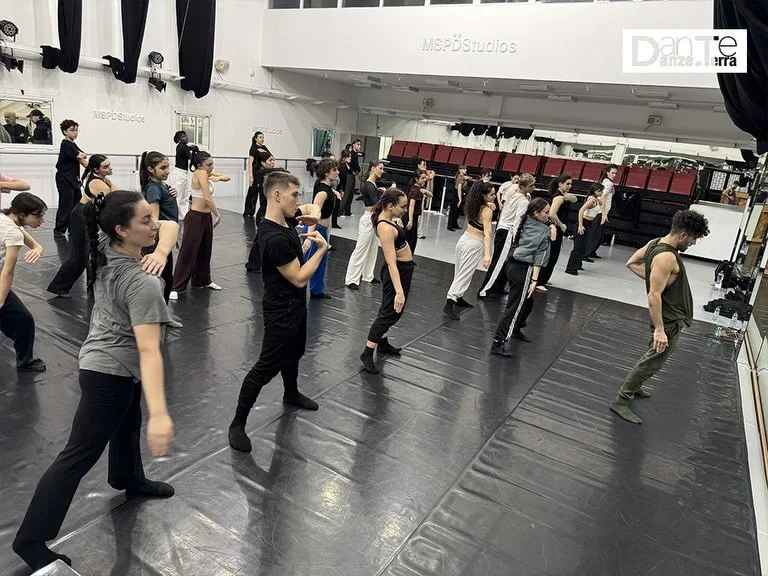 DanTe - UDA Winter Fest 2025

Workshop con @jjuantirado della compagnia internazionale @franticsdancecompany 
con i ragazzi del perfezionamento professionale DanTe - Danze di Terra 
.
.
.
#danzediterra #crdldanza #udadanceacademy #contemporarydance #