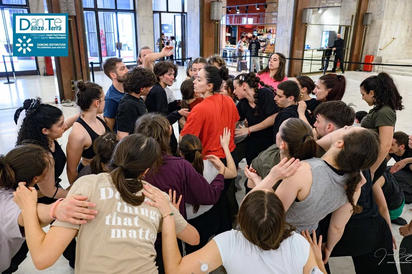 DanTe - danze di terra  Dancing Histor(y)ies 
Off Festival Moments 

I ragazzi del Corso di Perfezionamento DanTe - danze di terra incontrano la compagnia internazionale @polskiteatrtanca 

Ph @glucr1020
