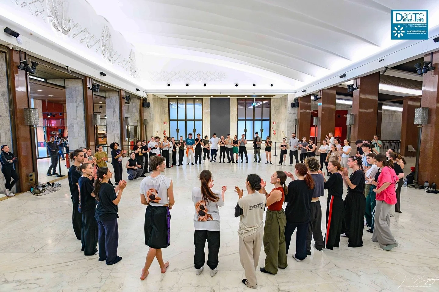 DanTe - danze di terra  Dancing Histor(y)ies 
Off Festival Moments 

I ragazzi del Corso di Perfezionamento DanTe - danze di terra incontrano la compagnia internazionale @_ildance_ 

Ph @glucr1020