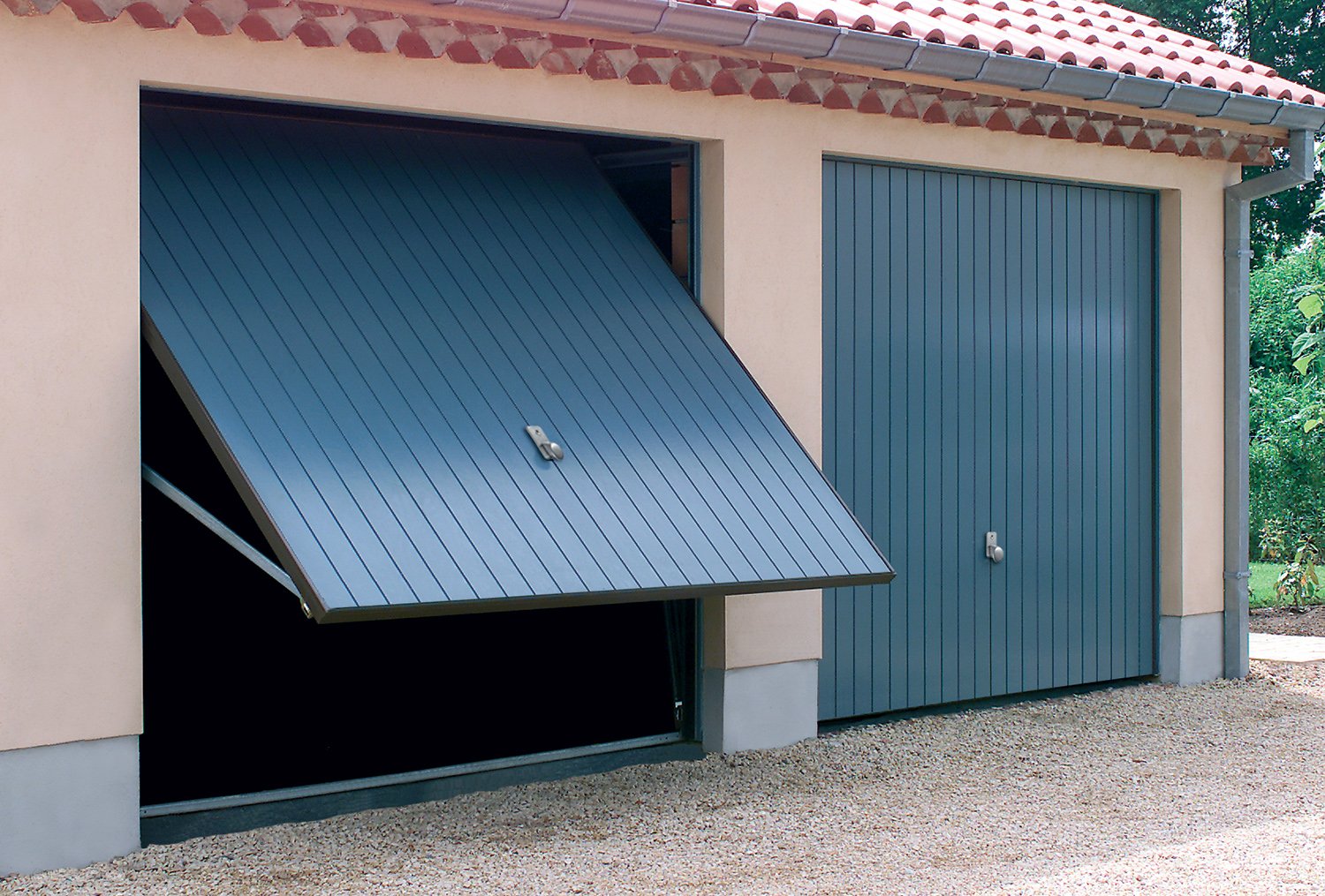 Garage avec deux portes, une porte s'ouvrant vers le haut avec un mécanisme de levage.