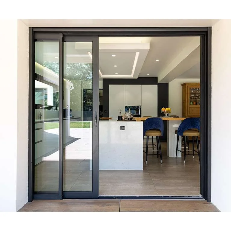 Un homme tenant une moustiquaire en verre devant une fenêtre moderne.