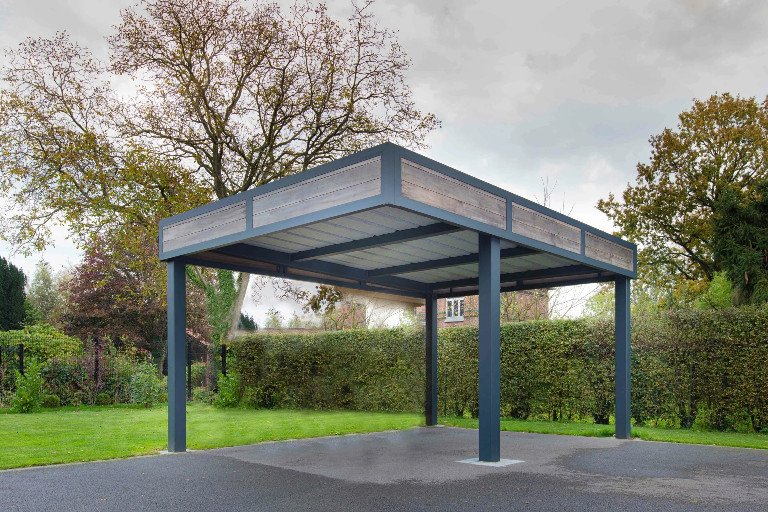 Vue au ras du sol d'une porte moustiquaire en métal avec un sol en marbre, à l'extérieur on voit des arbres verts et un ciel bleu.