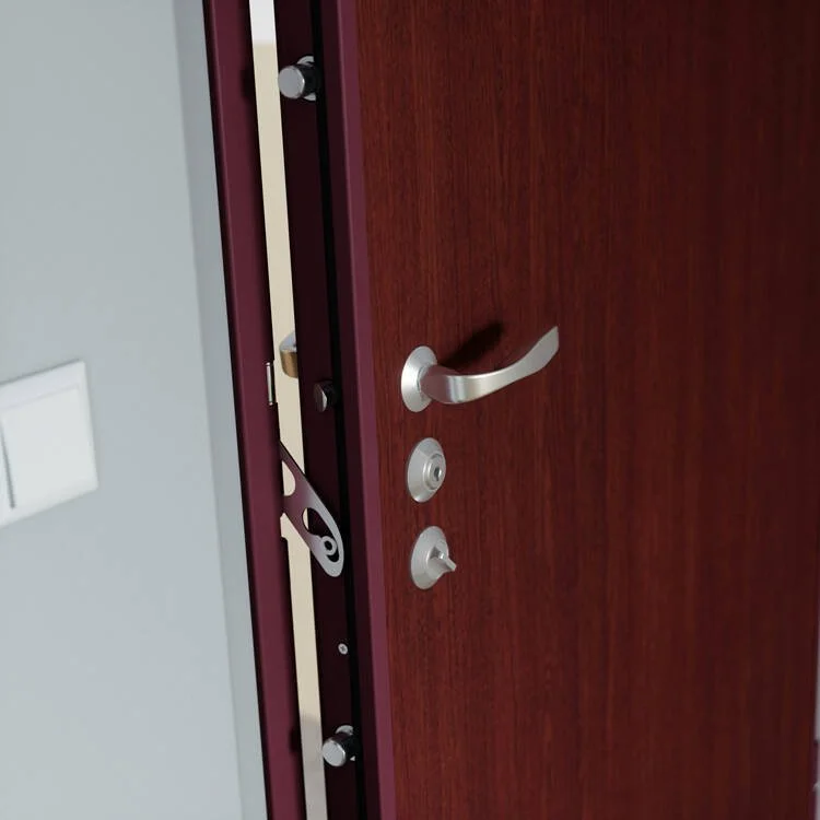 Une porte en bois fermée avec un panneau de verrouillage visible, avec un côté ouvert montrant le mécanisme de serrure.