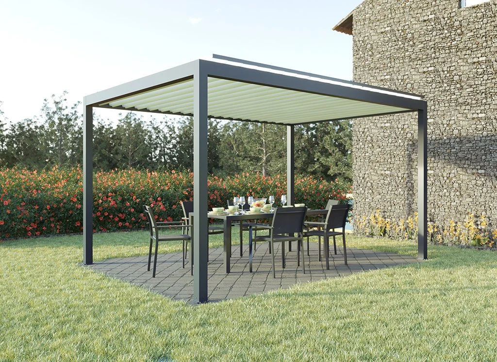 Vue au ras du sol d'une porte moustiquaire en métal avec un sol en marbre, à l'extérieur on voit des arbres verts et un ciel bleu.