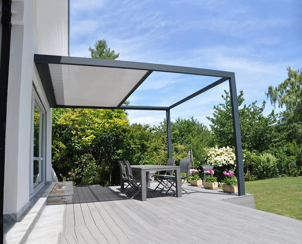 Un homme tenant une moustiquaire en verre devant une fenêtre moderne.