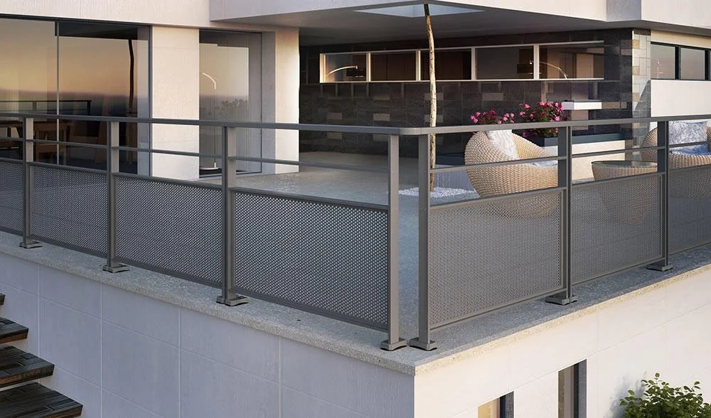 Balcon d'un appartement moderne avec une balustrade en métal, un fauteuil en rotin et des fleurs violettes
