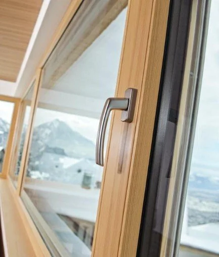 Un homme tenant une moustiquaire en verre devant une fenêtre moderne.