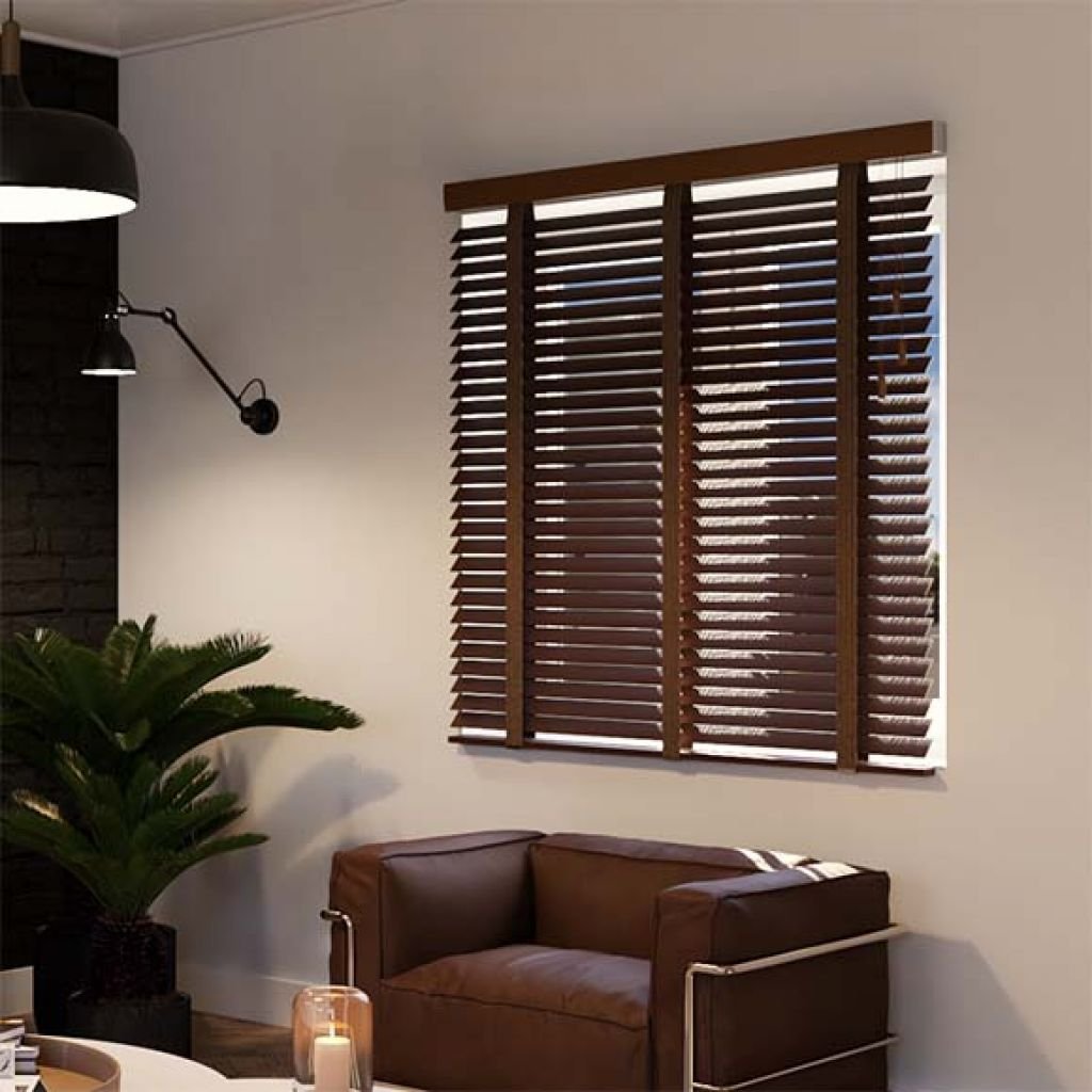 Vue au ras du sol d'une porte moustiquaire en métal avec un sol en marbre, à l'extérieur on voit des arbres verts et un ciel bleu.