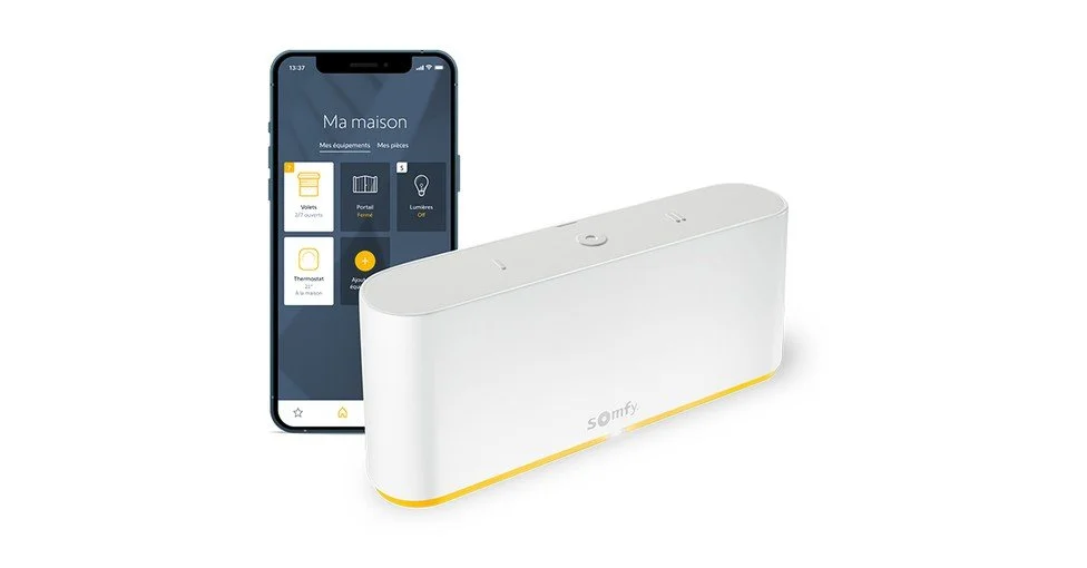 Une enceinte connectée avec une application smartphone affichée à l'écran.