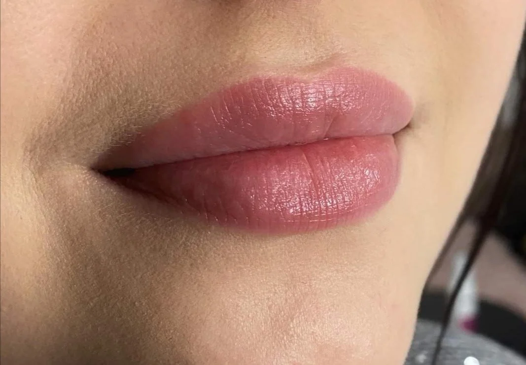 nærbilde av lepper med naturlig makeup