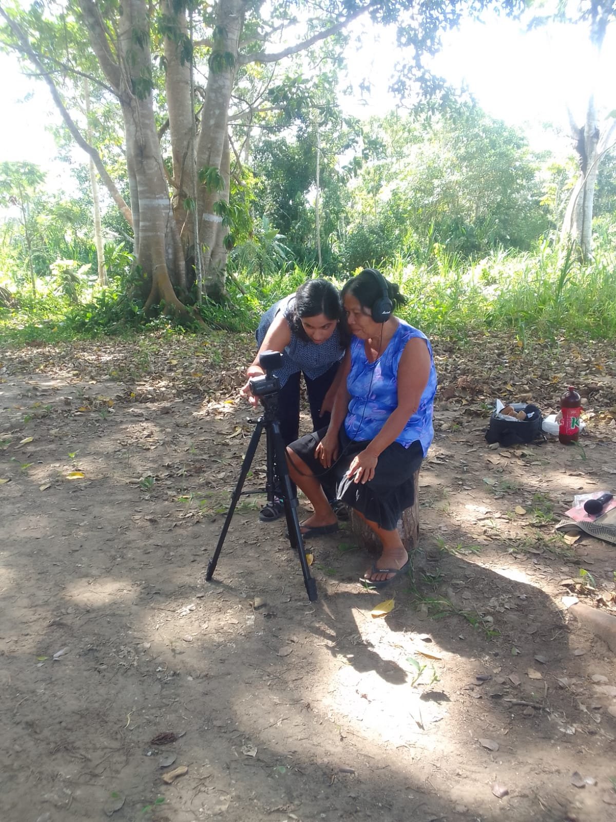   Training Florinda in the use of a video camera (2023)