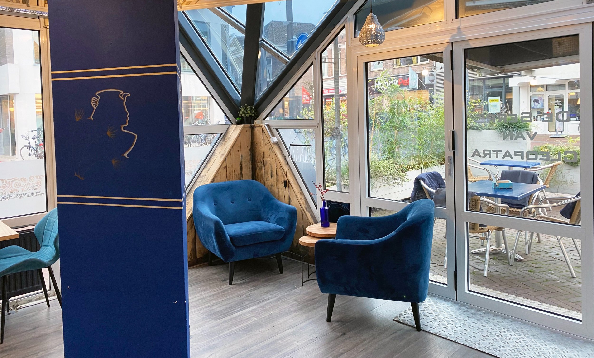 Het glazen serre-interieur van De Serre van Cleopatra in Wageningen.