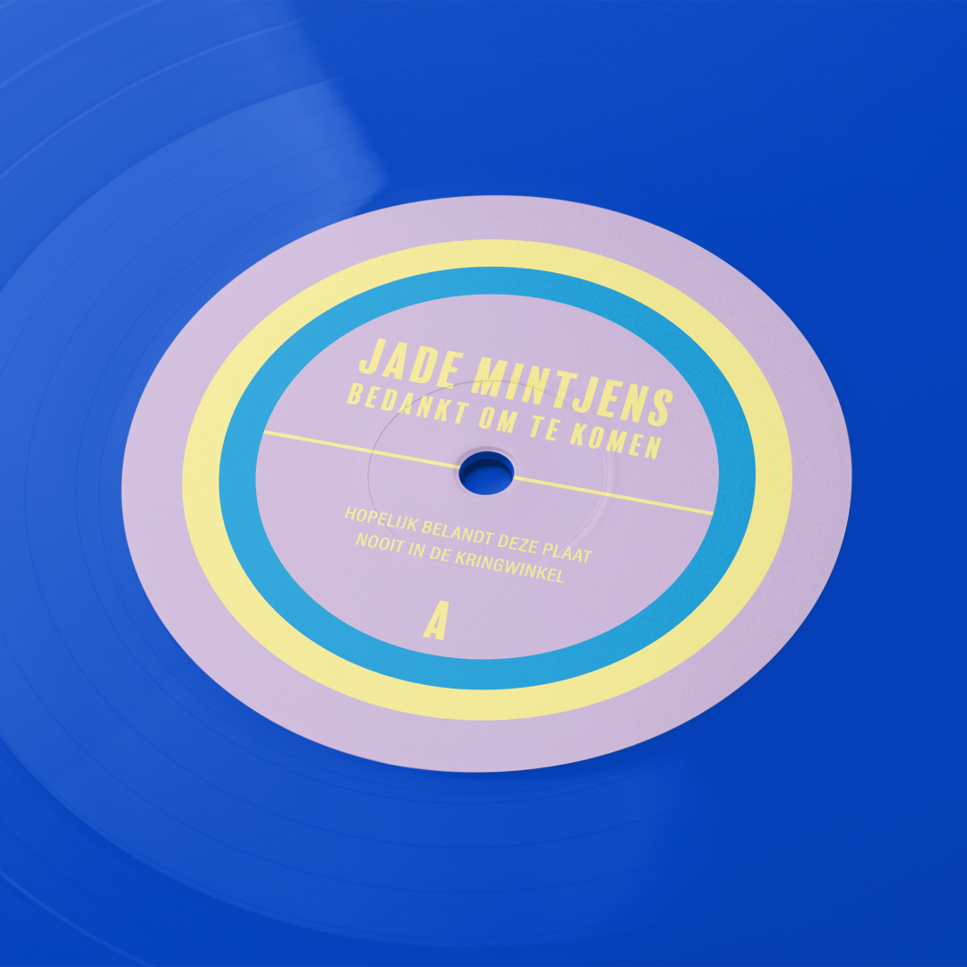 A blue vinyl record with a circular label in the center. The label features the name Jade Mintjen, a thank you message, and some Dutch text.