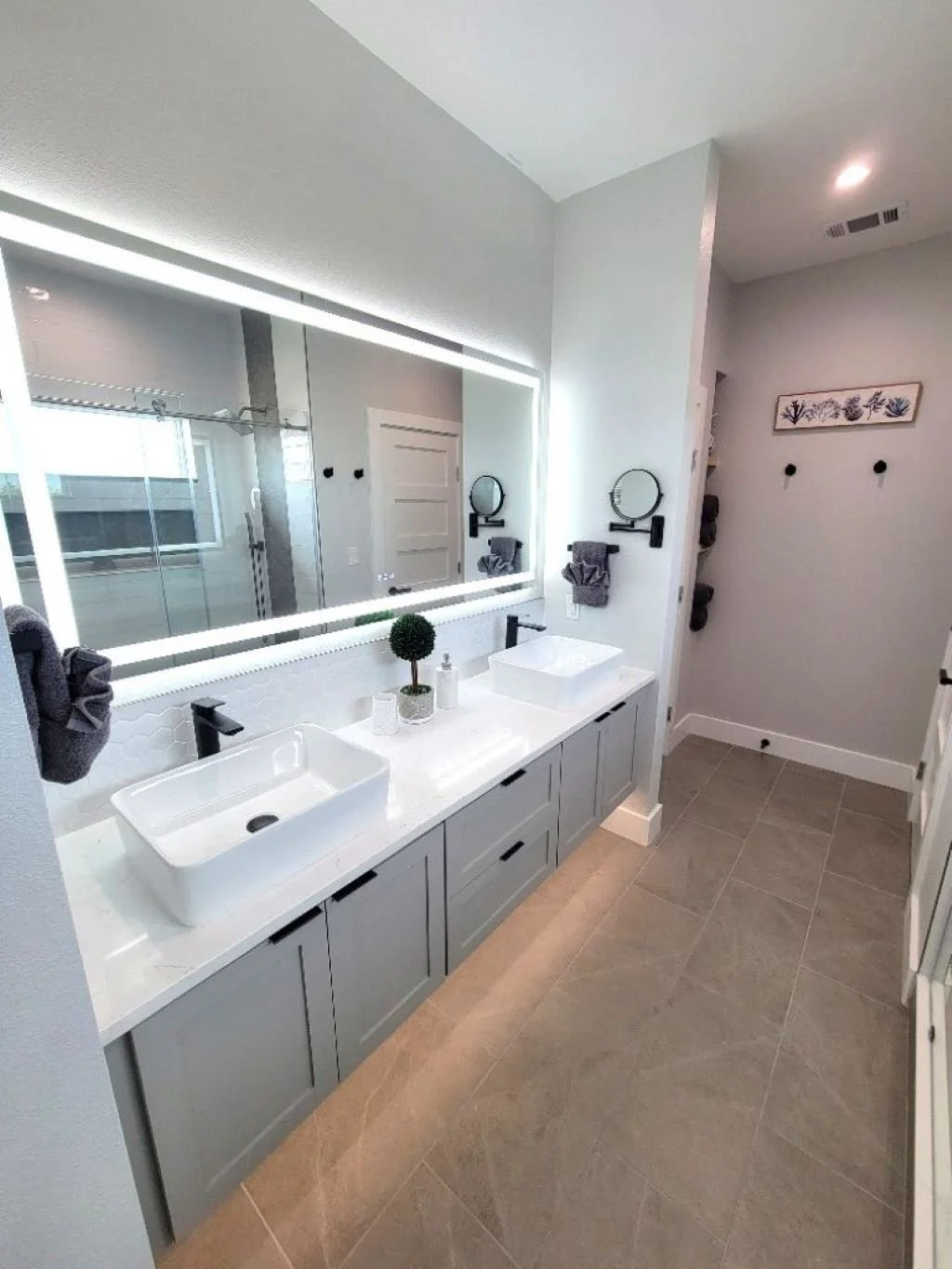 Master Bathroom w/ Walk-in Shower