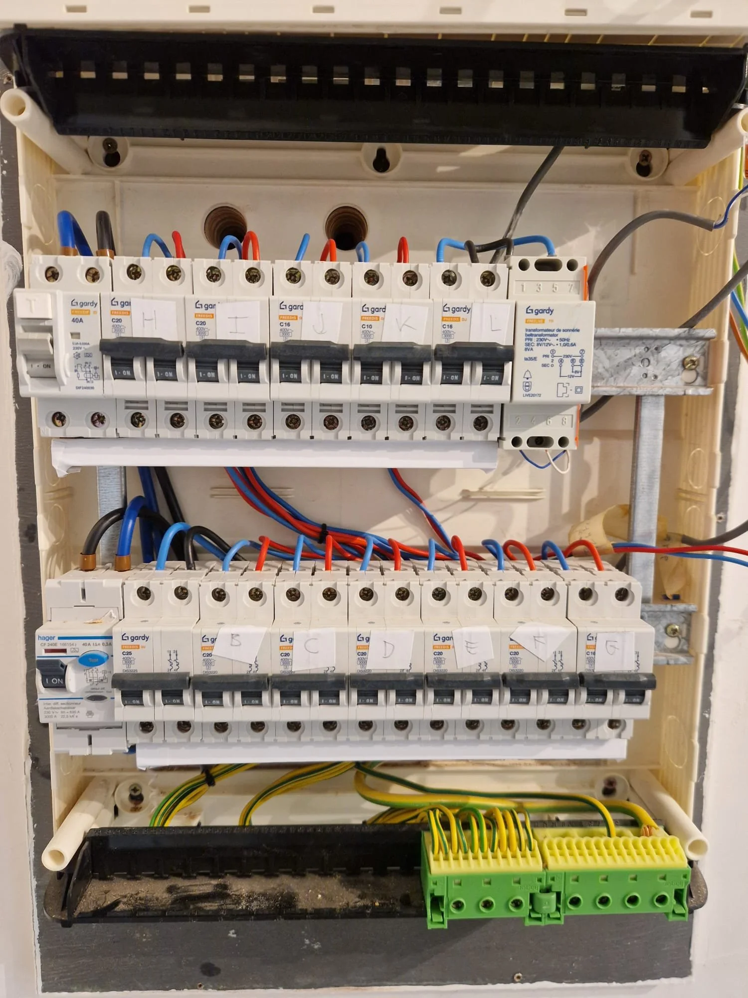 Specialist in elektriciteitswerken voor het plaatsen en installeren van elektriciteitskasten in de regio Scherpenheuvel, met een nette en overzichtelijke afwerking.