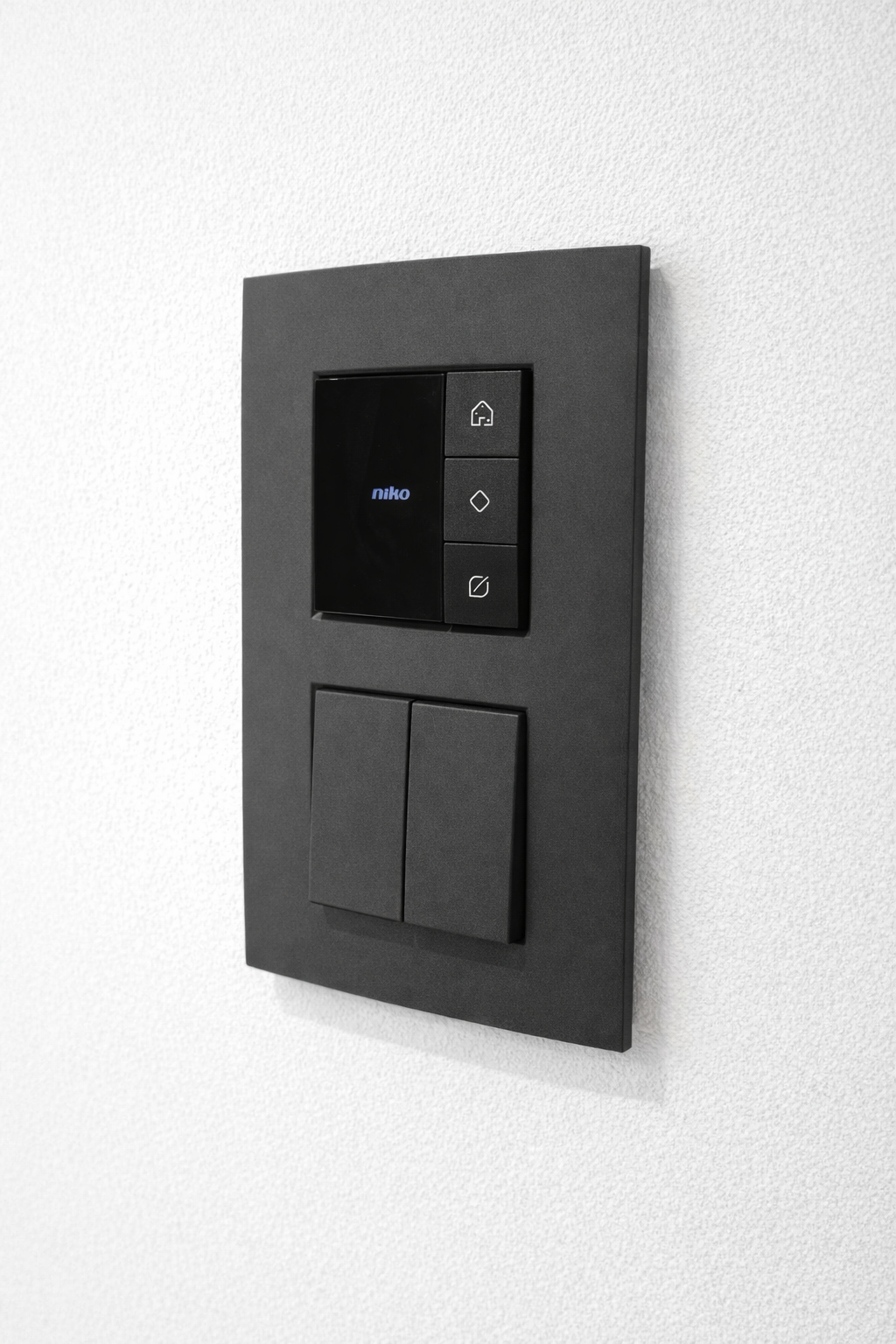 Specialist in elektriciteitswerken plaatst een schakelaar in regio Scherpenheuvel.