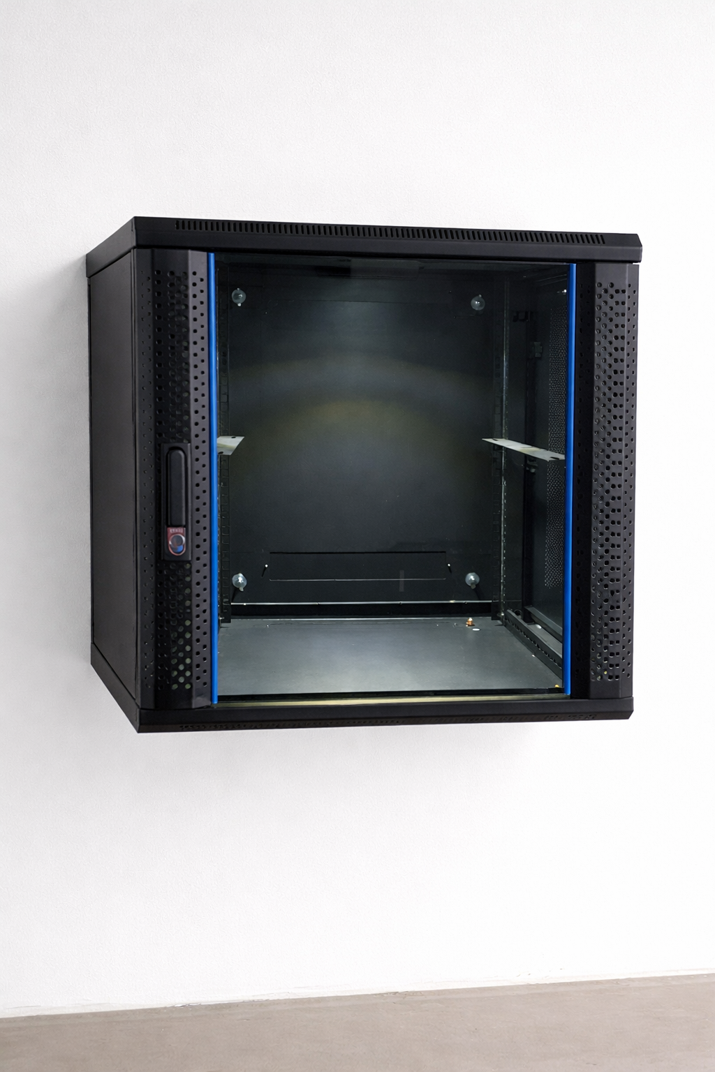 Specialist in elektriciteitswerken plaatst een rackkast (elektriciteitskast) in regio Scherpenheuvel.