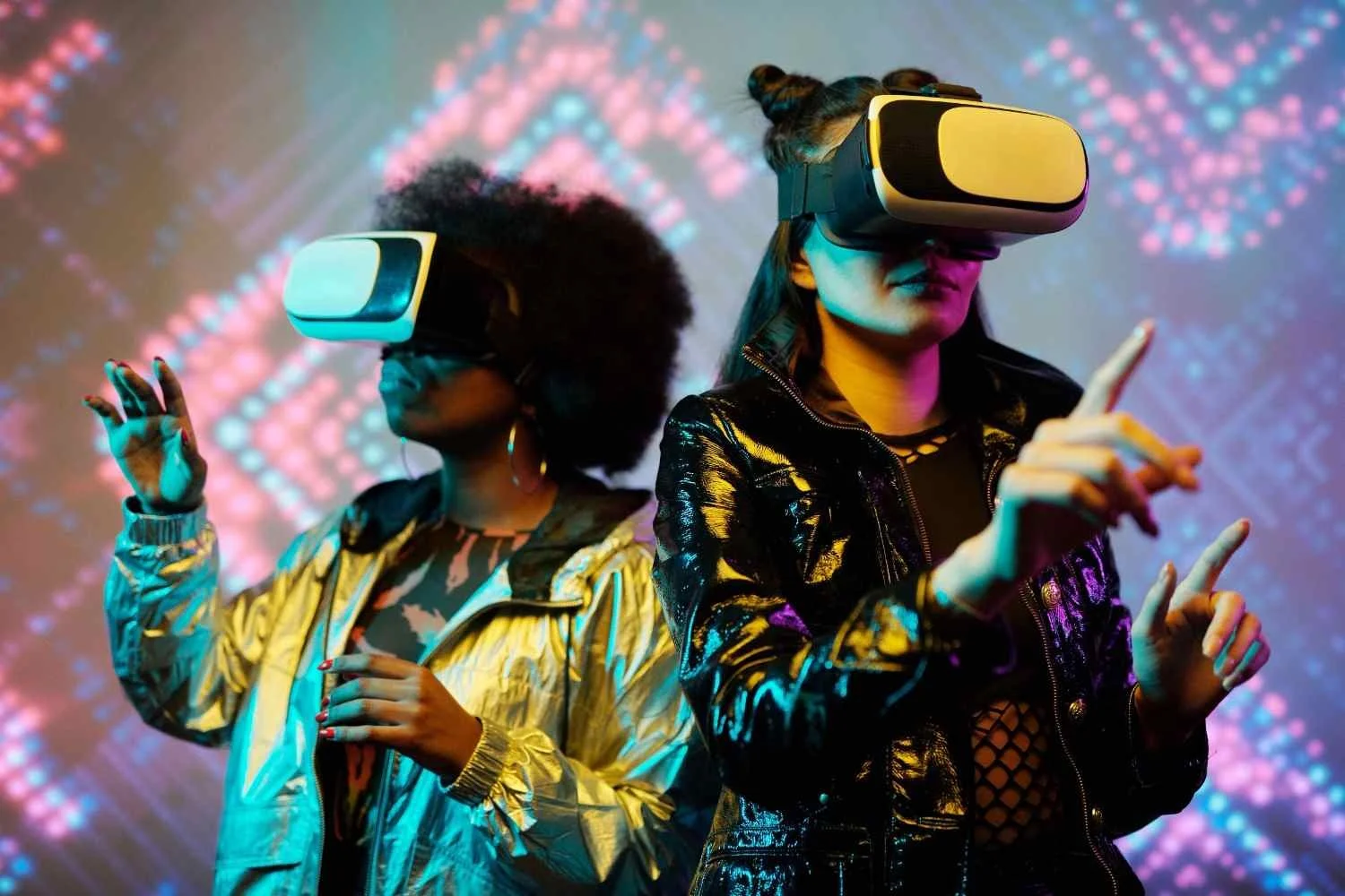 how does virtual reality work