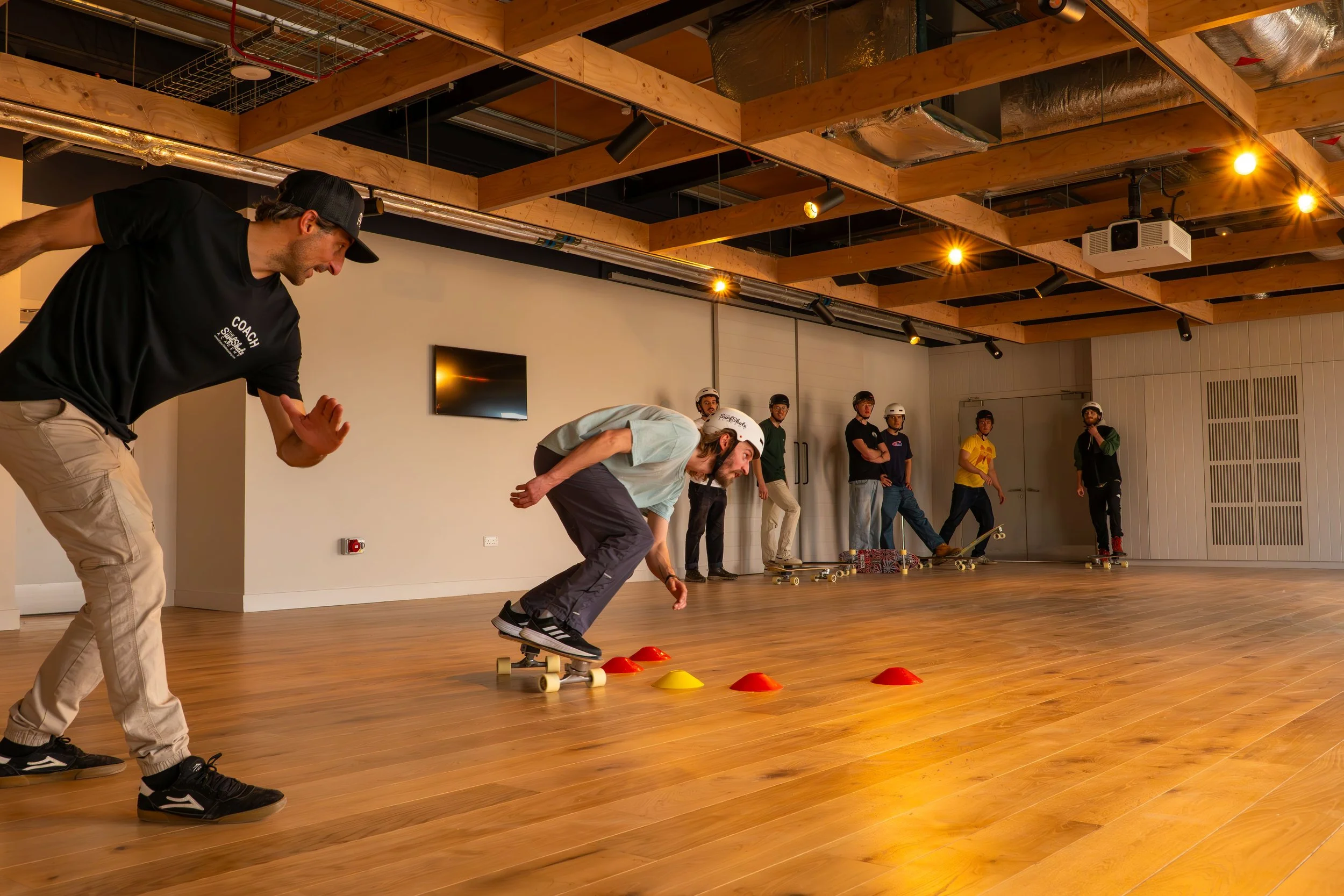 STUDENTS LLEARNING TO SURFSKATE
